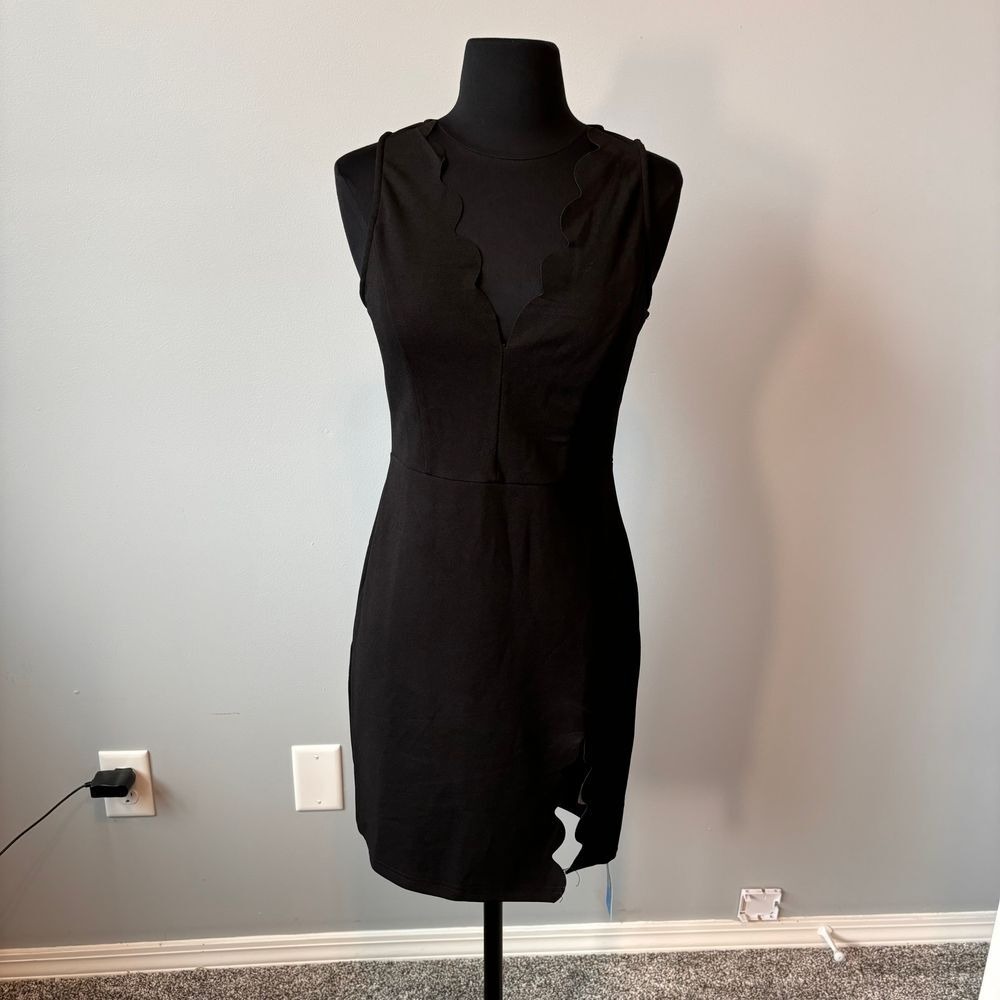 CUPSHE Black Scalloped V-Neck Sleeveless Bodycon Mini‎ Dress with Side Slit nwt - Picture 2 of 12